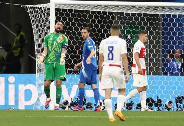 24 06 2024, xtgx, Football EM 2024, Croatia Italy emspor, v l Gianluigi Donnaruma Italy gives instructions, gesticulates, gesticulate with arms gives instructions, gesticulate UEFA REGULATIONS PROHIBIT ANY USE OF PHOTOGRAPHS as IMAGE SEQUENCES and or QUASI VIDEO Leipzig
