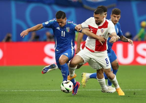 24 06 2024, xtgx, European Football Championship 2024, Croatia Italy emspor, v l Giacomo Raspadori Italy , Mateo Kovacic Croatia Croatia UEFA REGULATIONS PROHIBIT ANY USE OF PHOTOGRAPHS as IMAGE SEQUENCES and or QUASI VIDEO Leipzig
