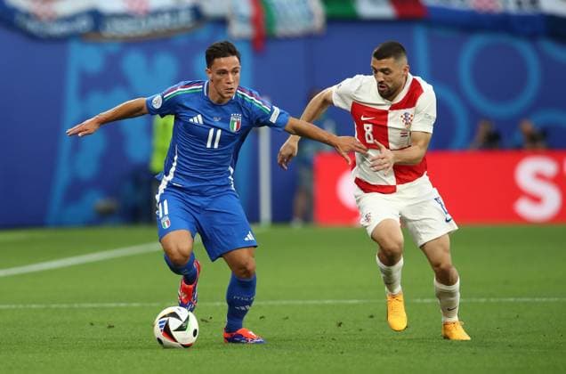 24 06 2024, xtgx, European Football Championship 2024, Croatia Italy emspor, v l Giacomo Raspadori Italy , Mateo Kovacic Croatia Croatia UEFA REGULATIONS PROHIBIT ANY USE OF PHOTOGRAPHS as IMAGE SEQUENCES and or QUASI VIDEO Leipzig