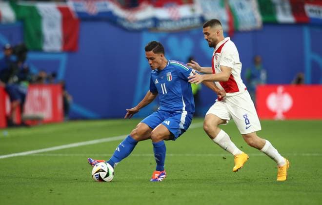 24 06 2024, xtgx, European Football Championship 2024, Croatia Italy emspor, v l Giacomo Raspadori Italy , Mateo Kovacic Croatia Croatia UEFA REGULATIONS PROHIBIT ANY USE OF PHOTOGRAPHS as IMAGE SEQUENCES and or QUASI VIDEO Leipzig