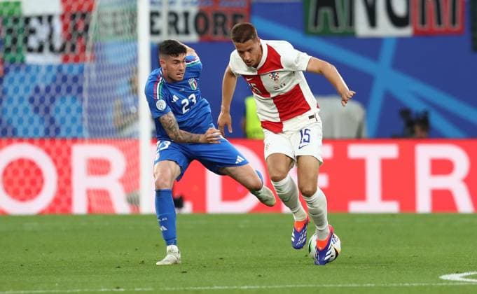 24 06 2024, xtgx, European Football Championship 2024, Croatia Italy emspor, v l Alessandro Bastoni Italy , Marko Rog Croatia Croatia UEFA REGULATIONS PROHIBIT ANY USE OF PHOTOGRAPHS as IMAGE SEQUENCES and or QUASI VIDEO Leipzig