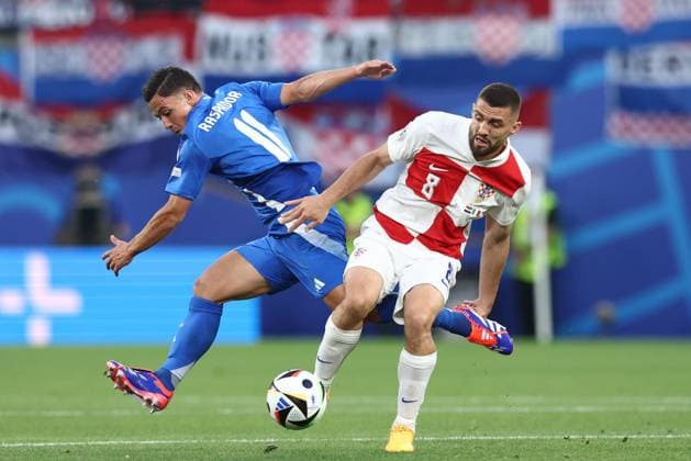 Giacomo Raspadori of Italy and Mateo Kovacic of Croatia Croatia v Italy, UEFA European Championship, EM, Europameisterschaft 2024, Group B, Football, Leipzig Stadium, Leipzig, Germany, 24 Jun 2024 EDITORIAL USE ONLY No use with unauthorised audio, video, data, fixture lists, club league logos or live services. Online in-match use limited to 120 images, no video emulation. No use in betting, games or single club league player publications.  Copyright: xMattxWest Shutterstockx 14551036ao