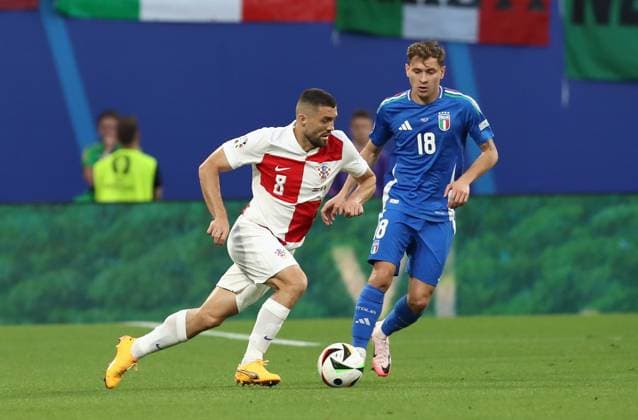 24 06 2024, xtgx, Football EM 2024, Croatia Italy emspor, v l Mateo Kovacic Croatia Croatia , Nicolo Barella Italy UEFA REGULATIONS PROHIBIT ANY USE OF PHOTOGRAPHS as IMAGE SEQUENCES and or QUASI VIDEO Leipzig