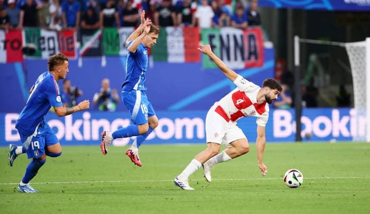 Croatia Italy UEFA EURO 2024 Leipzig, 24 06 2024, Leipzig Stadium, Football, UEFA EURO 2024 Germany , Group B, Preliminary round , Croatia CRO vs Italy ITA , Pictured from left Mateo Retegui 19, ITA , Nicolo Barella 21, ITA , Josko Gvardiol 4, Croatia , For journalistic purposes only Only for editorial use , UEFA Êregulations prohibit any use of photographs as image sequences and or quasi video ,