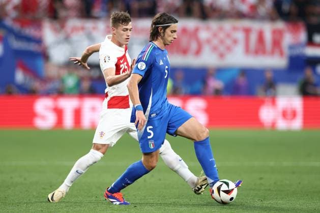 Riccardo Calafiori of Italy and Luka Sucic of Croatia Croatia v Italy, UEFA European Championship, EM, Europameisterschaft 2024, Group B, Football, Leipzig Stadium, Leipzig, Germany, 24 Jun 2024 EDITORIAL USE ONLY No use with unauthorised audio, video, data, fixture lists, club league logos or live services. Online in-match use limited to 120 images, no video emulation. No use in betting, games or single club league player publications.  Copyright: xMattxWest Shutterstockx 14551036av