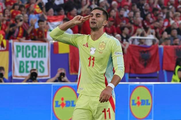 Albania v Spain UEFA EURO, EM, Europameisterschaft,Fussball 2024 Group B Ferran Torres of Spain celebrates scoring his side?s 1st goal during the UEFA Euro 2024 Group B match between Albania and Spain at Merkur Spiel-Arena, Düsseldorf Copyright: xPaulxChestertonx FIL-20285-0012 UK Newspapers OUT