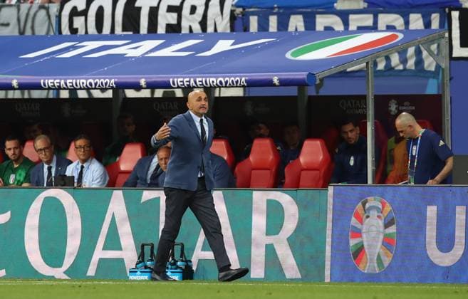 24 06 2024, xtgx, Football EM 2024, Croatia Italy emspor, v l Coach Head Coach Luciano Spalletti Italy gives instructions, gesticulates, gesticulate with arms gives instructions, gesticulate UEFA REGULATIONS PROHIBIT ANY USE OF PHOTOGRAPHS as IMAGE SEQUENCES and or QUASI VIDEO Leipzig