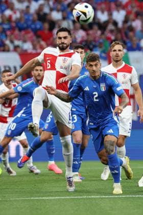 UEFA EURO, EM, Europameisterschaft,Fussball 2024: Croatia vs Italy at Leipzig Stadium, Matchday 3 Leipzig, Germany 24.06.2024: Josip Å utalo of Croatia, Giovanni Di Lorenzo of Italy during the UEFA EURO 2024 Matchday 3, group stage B football match between Croatia vs Italy at Leipzig Stadium. Leipzig Leipzig Stadium Germany Germany Copyright: xmarcoxiacobucci