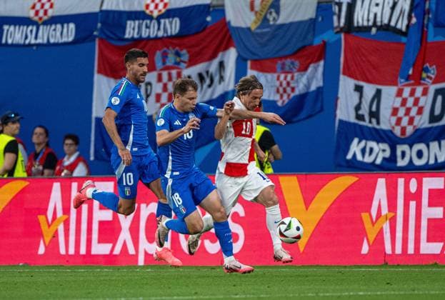 Football, Men, Season 2023 24, UEFA Euro 2024, Group B 3 Matchday in Leipzig, Croatia Italy, f l Lorenzo Pellegrini Italy , Nicolo Barella Italy , Luka Modric Croatia , 24 06 2024, Copyright: xMatthiasxKochx