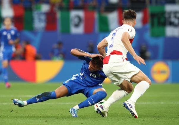 24 06 2024, xtgx, Football EM 2024, Croatia Italy emspor, v l Martin Pongracic Croatia Croatia , Mateo Retegui Italy duel, battles for the ball UEFA REGULATIONS PROHIBIT ANY USE OF PHOTOGRAPHS as IMAGE SEQUENCES and or QUASI VIDEO Leipzig