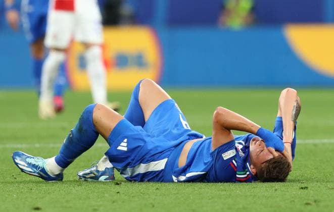 24 06 2024, xtgx, Football EM 2024, Croatia Italy emspor, v l Mateo Retegui Italy injured, injury, UEFA REGULATIONS PROHIBIT ANY USE OF PHOTOGRAPHS as IMAGE SEQUENCES and or QUASI VIDEO Leipzig