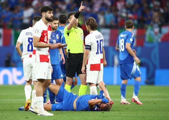 24 06 2024, xtgx, European Football Championship 2024, Croatia Italy emspor, v l referee Danny Makkelie Netherlands Luka Modric Croatia Croatia , Mateo Retegui Italy injured, injury, UEFA REGULATIONS PROHIBIT ANY USE OF PHOTOGRAPHS as IMAGE SEQUENCES and or QUASI VIDEO Leipzig