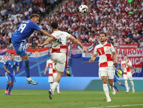24 06 2024, xtgx, European Football Championship 2024, Croatia Italy emspor, v l Mateo Retegui Italy , Josko Gvardiol Croatia Croatia UEFA REGULATIONS PROHIBIT ANY USE OF PHOTOGRAPHS as IMAGE SEQUENCES and or QUASI VIDEO Leipzig
