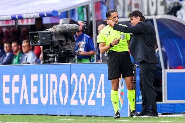 2024-06-24 Croatia v Italy - Group B - UEFA EURO, EM, Europameisterschaft,Fussball 2024 LEIPZIG, GERMANY - JUNE 24: Fourth Official Serdar Gozubuyuk in discussion with head coach Zlatko Dalic of Croatia during the Group B - UEFA EURO 2024 match between Croatia and Italy at Red Bull Arena on June 24, 2024 in Leipzig, Germany. (Photo by Peter Lous BSR Agency) Leipzig Germany Content not available for redistribution in The Netherlands directly or indirectly through any third parties. Copyright: xBSRxAgencyx