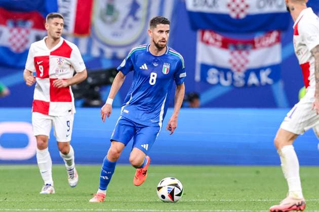 2024-06-24 Croatia v Italy - Group B - UEFA EURO, EM, Europameisterschaft,Fussball 2024 LEIPZIG, GERMANY - JUNE 24: Jorge Jorginho Luiz Frello Filho of Italy runs with the ball during the Group B - UEFA EURO 2024 match between Croatia and Italy at Red Bull Arena on June 24, 2024 in Leipzig, Germany. (Photo by Peter Lous BSR Agency) Leipzig Germany Content not available for redistribution in The Netherlands directly or indirectly through any third parties. Copyright: xBSRxAgencyx
