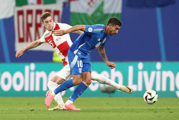 24 06 2024, xtgx, European Football Championship 2024, Croatia Italy emspor, v l Luka Sucic Croatia Croatia , Lorenzo Pellegrini Italy UEFA REGULATIONS PROHIBIT ANY USE OF PHOTOGRAPHS as IMAGE SEQUENCES and or QUASI VIDEO Leipzig