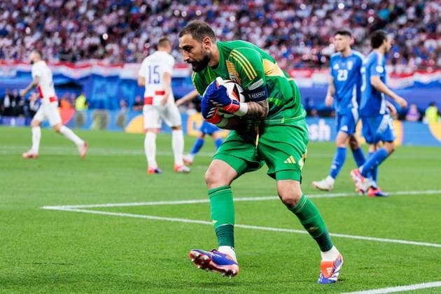 UEFA EURO 2024 Croatia Italy 24 06 2024 Gianluigi Donnarumma Italy, 1 holds a shot on goal UEFA EURO 2024 Croatia Italy Leipzig Stadium, Leipzig on 24 06 2024 Copyright: xBEAUTIFULxSPORTS Wunderlx