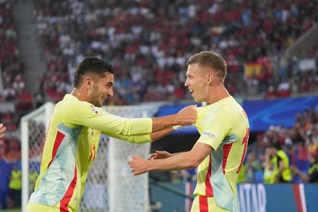 celebrate the goal, goal celebration for 1 0 Ferran Torres Spain Spain, 11 with Dani Olmo Spain Spain, 10 Düsseldorf 24 06 2024 Spain vs Albania, EURO2024 M27, Group B, EM Arena Düsseldorf