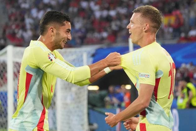 celebrate the goal, goal celebration for 1 0 Ferran Torres Spain Spain, 11 with Dani Olmo Spain Spain, 10 Düsseldorf 24 06 2024 Spain vs Albania, EURO2024 M27, Group B, EM Arena Düsseldorf