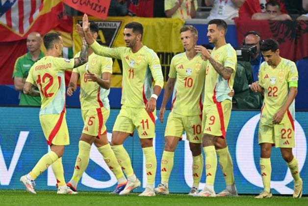 240624 EURO2024 ALBANIA VS SPAIN Ferran Torres (11) of Spain celebrates with his teammates after scoring the 0-1 goal during a soccer game between the national teams of Albania and Spain on the third matchday in Group B in the group stage of the UEFA EURO, EM, Europameisterschaft,Fussball 2024 tournament , on Monday 24 June 2024 in Dusseldorf , Germany . PHOTO SPORTPIX David Catry Dusseldorf GERMANY  Copyright: xx 468726