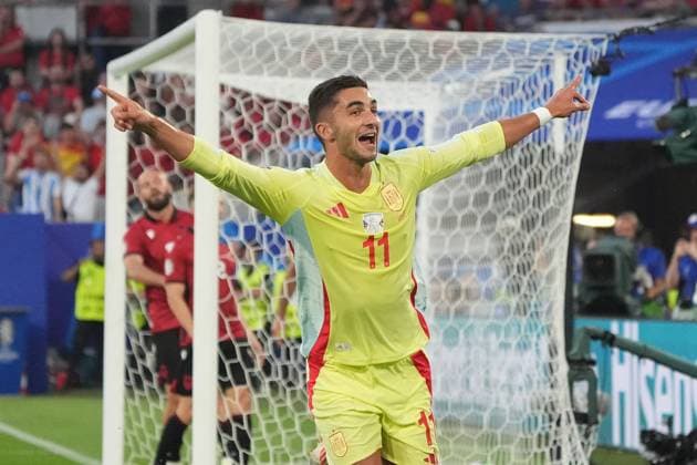 celebrate the goal, goal celebration for 1 0 Ferran Torres Spain Spain, 11 Düsseldorf 24 06 2024 Spain vs Albania, EURO2024 M27, Group B, EM Arena Düsseldorf