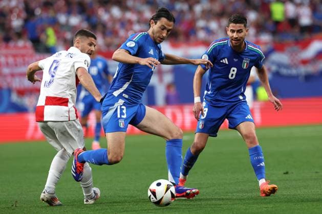 UEFA EURO, EM, Europameisterschaft,Fussball 2024: Croatia vs Italy at Leipzig Stadium, Matchday 3 Leipzig, Germany 24.06.2024: Andrej Kramaric of Croatia, Matteo Darmian of Italy during the UEFA EURO 2024 Matchday 3, group stage B football match between Croatia vs Italy at Leipzig Stadium. Leipzig Leipzig Stadium Germany Germany Copyright: xmarcoxiacobucci