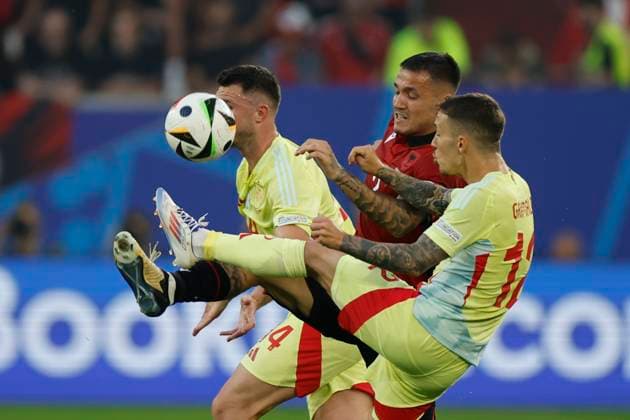 Albania s Rey Manaj (C) in action against Spain Aymeric Laporte (L) and Alejandro Grimaldo (R) during the UEFA EURO, EM, Europameisterschaft,Fussball 2024 group B soccer match between Albania and Spain, in Dusseldorf, Germany, 24 June 2024. UEFA EURO 2024 - Group B: Albania vs. Spain !ACHTUNG: NUR REDAKTIONELLE NUTZUNG!  Copyright: xAlbertoxEstévezx GRAF6603 20240624-55013965107_1