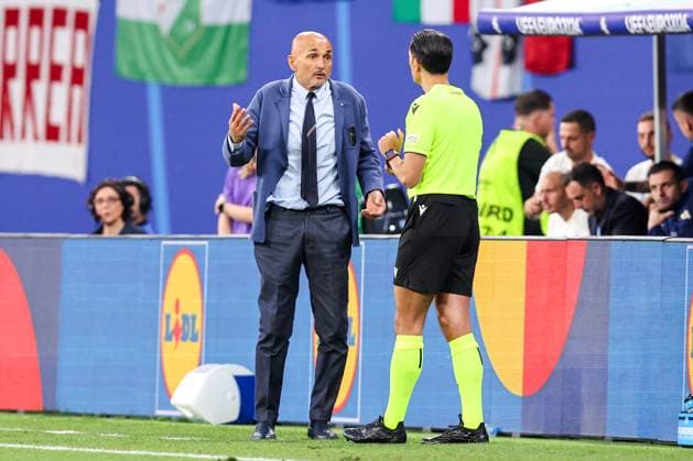 2024-06-24 Croatia v Italy - Group B - UEFA EURO, EM, Europameisterschaft,Fussball 2024 LEIPZIG, GERMANY - JUNE 24: Fourth Official Serdar Gozubuyuk in discussion with Coach Luciano Spalletti of Italy during the Group B - UEFA EURO 2024 match between Croatia and Italy at Red Bull Arena on June 24, 2024 in Leipzig, Germany. (Photo by Peter Lous BSR Agency) Leipzig Germany Content not available for redistribution in The Netherlands directly or indirectly through any third parties. Copyright: xBSRxAgencyx
