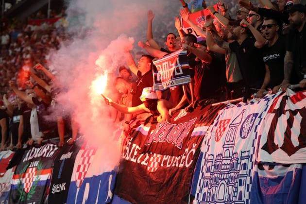 24 06 2024, xtgx, Football EM 2024, Croatia Italy emspor, v l Fans Croatia Mood, Scarves, Emotions Bengalos UEFA REGULATIONS PROHIBIT ANY USE OF PHOTOGRAPHS as IMAGE SEQUENCES and or QUASI VIDEO Leipzig