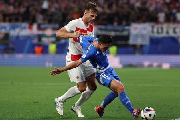UEFA EURO, EM, Europameisterschaft,Fussball 2024: Croatia vs Italy at Leipzig Stadium, Matchday 3 Leipzig, Germany 24.06.2024: Marin PongraÄiÄ‡ of Croatia, Giacomo Raspadori of Italy during the UEFA EURO 2024 Matchday 3, group stage B football match between Croatia vs Italy at Leipzig Stadium. Leipzig Leipzig Stadium Germany Germany Copyright: xmarcoxiacobucci
