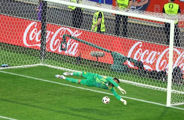 David Raya of Spain saves a shot from David Raya of Spain Albania v Spain, UEFA European Championship, EM, Europameisterschaft 2024, Group B, Football, Dusseldorf Arena, Dusseldorf, Germany, 24 Jun 2024 EDITORIAL USE ONLY No use with unauthorised audio, video, data, fixture lists, club league logos or live services. Online in-match use limited to 120 images, no video emulation. No use in betting, games or single club league player publications. Copyright: xKieranxMcManus Shutterstockx 14551047ah