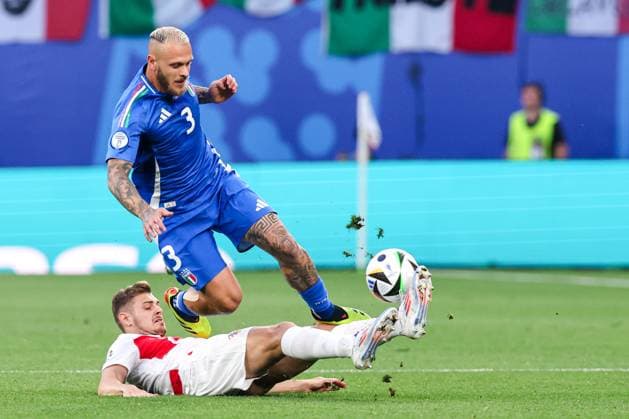 2024-06-24 Croatia v Italy - Group B - UEFA EURO, EM, Europameisterschaft,Fussball 2024 LEIPZIG, GERMANY - JUNE 24: Josip Stanisic of Croatia battles for possession with Federico Dimarco of Italy during the Group B - UEFA EURO 2024 match between Croatia and Italy at Red Bull Arena on June 24, 2024 in Leipzig, Germany. (Photo by Peter Lous BSR Agency) Leipzig Germany Content not available for redistribution in The Netherlands directly or indirectly through any third parties. Copyright: xBSRxAgencyx