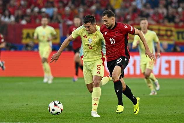 from left in duel Daniel Vivian 5 Spain Nedim Bajrami 10 Albania 24 06 2024 European Football Championship in Germany Albania vs Spain, Merkur Spiel Arena, Duesseldorf, NRW Germany Copyright: xpepphotox xHorstxMauelshagenx pep00321, pep_20240624_hm