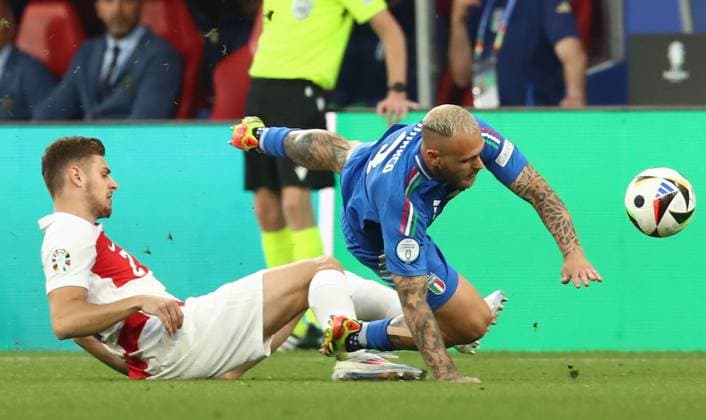 24 06 2024, xtgx, European Football Championship 2024, Croatia Italy emspor, v l Josip Stanisic Croatia Croatia , Federico Dimarco Italy UEFA REGULATIONS PROHIBIT ANY USE OF PHOTOGRAPHS as IMAGE SEQUENCES and or QUASI VIDEO Leipzig