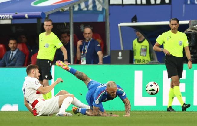 24 06 2024, xtgx, European Football Championship 2024, Croatia Italy emspor, v l Josip Stanisic Croatia Croatia , Federico Dimarco Italy UEFA REGULATIONS PROHIBIT ANY USE OF PHOTOGRAPHS as IMAGE SEQUENCES and or QUASI VIDEO Leipzig