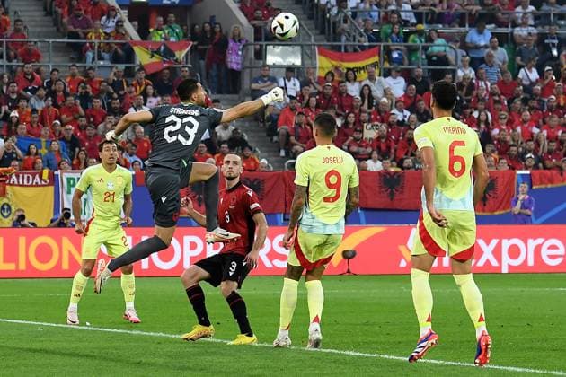 Soccer UEFA EURO 2024 Group Stage 3 Matchday Albania Spain on 24 06 2024 at Düsseldorf Arena in Düsseldorf V l n r Mikel Oyarzabal Spain , Thomas Strakosha Albania , Mario Mitaj Albania , Joselu Spain , Mikel Merino Spain xRx