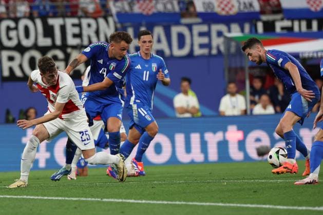 UEFA EURO, EM, Europameisterschaft,Fussball 2024: Croatia vs Italy at Leipzig Stadium, Matchday 3 Leipzig, Germany 24.06.2024: Luka Sucic of Croatia, Jorginho of Italy during the UEFA EURO 2024 Matchday 3, group stage B football match between Croatia vs Italy at Leipzig Stadium. Leipzig Leipzig Stadium Germany Germany Copyright: xmarcoxiacobucci
