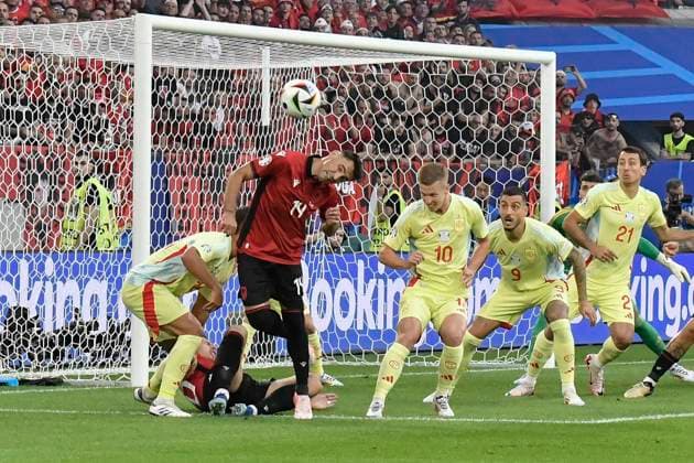 Penalty area scene Goal chance by Qazim Laçi 14 Albania 24 06 2024 European Football Championship in Germany Albania vs Spain, Merkur Spiel Arena, Duesseldorf, NRW Germany Copyright: xpepphotox xHorstxMauelshagenx pep00321, pep_20240624_hm
