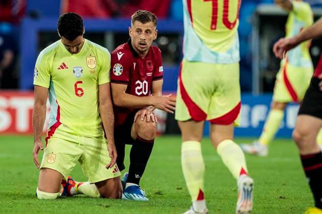 UEFA EURO 2024 Albania Spain 24 06 2024 Mikel Merino Spain, 06 , Ylber Ramadani Albania, 20 UEFA EURO 2024 Albania Spain Arena Düsseldorf, Düsseldorf, on 24 06 2024 Copyright: xBEAUTIFULxSPORTS Meuselx