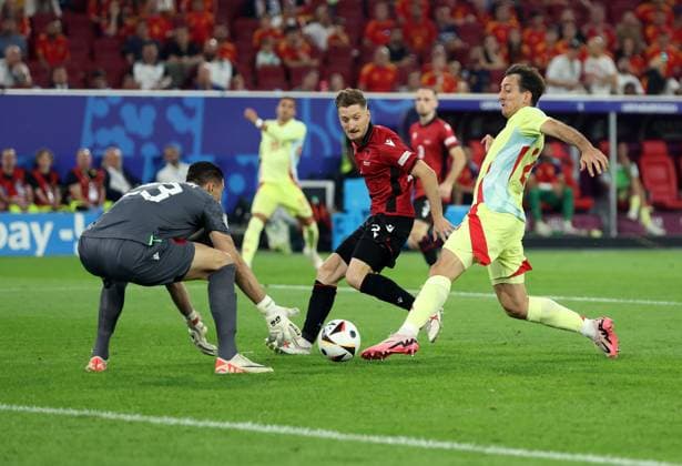 Mikel Oyarzabal of Spain has a shot saved by Thomas Strakosha of Albania Albania v Spain, UEFA European Championship, EM, Europameisterschaft 2024, Group B, Football, Dusseldorf Arena, Dusseldorf, Germany, 24 Jun 2024 EDITORIAL USE ONLY No use with unauthorised audio, video, data, fixture lists, club league logos or live services. Online in-match use limited to 120 images, no video emulation. No use in betting, games or single club league player publications.  Copyright: xPaulxCurrie Shutterstockx 14551058bl