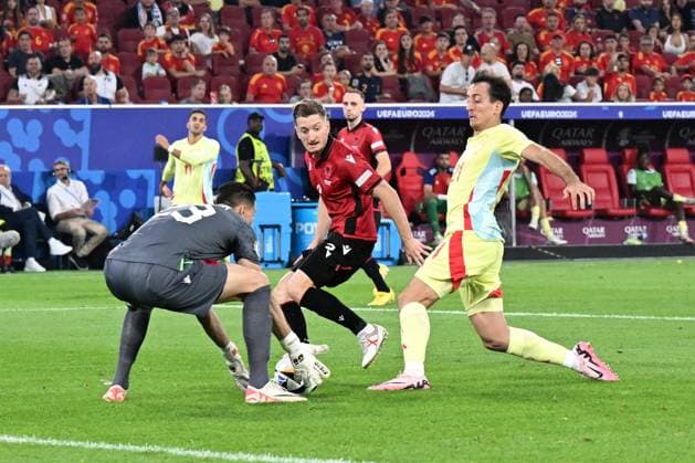 DUSSELDORF - (l-r) Albania goalkeeper Thomas Strakosha, Ivan Balliu of Albania, Mikel Oyarzabal of Spain during the UEFA EURO, EM, Europameisterschaft,Fussball 2024 group B match between Albania and Spain at the Dusseldorf Arena on June 24, 2024 in Dusseldorf, Germany. ANP Hollandse Hoogte UEFA EURO 2024 2024 xVIxANPxSportx xGerritxvanxKeulenxIVx 501976017 originalFilename: 501976017.jpg