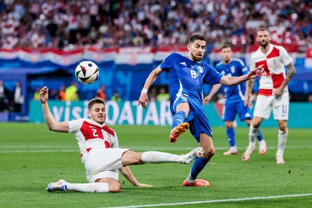 UEFA EURO 2024 Croatia Italy 24 06 2024 tackle Josip Stanisic Croatia, 2 , Jorge Luiz Frello Filho Jorginho Italy, 8 UEFA EURO 2024 Croatia Italy Leipzig Stadium, Leipzig on 24 06 2024 Copyright: xBEAUTIFULxSPORTS Wunderlx