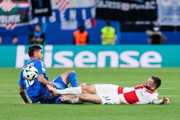 UEFA EURO 2024 Croatia Italy 24 06 2024 duel Lorenzo Pellegrini Italy, 10 , Marcelo Brozovic Croatia, 11 UEFA EURO 2024 Croatia Italy Leipzig Stadium, Leipzig on 24 06 2024 Copyright: xBEAUTIFULxSPORTS Wunderlx