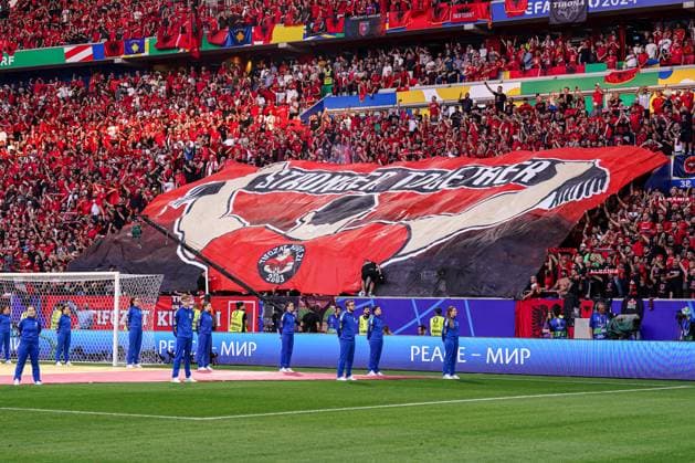2024-06-24 Albania v Spain - Group B - UEFA EURO, EM, Europameisterschaft,Fussball 2024 DUSSELDORF, GERMANY - JUNE 24: fans of Albania with a flag during the Group B - UEFA EURO 2024 match between Albania and Spain at Dusseldorf Arena on June 24, 2024 in Dusseldorf, Germany. (Photo by Joris Verwijst BSR Agency) Dusseldorf Germany Content not available for redistribution in The Netherlands directly or indirectly through any third parties. Copyright: xBSRxAgencyx