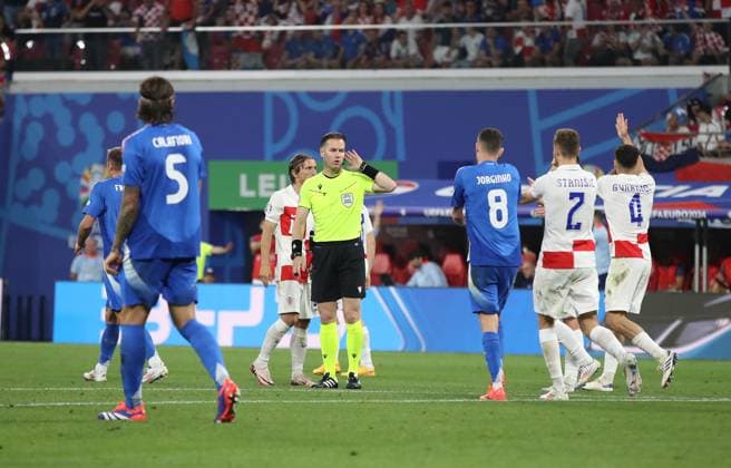 24 06 2024, xtgx, European Football Championship 2024, Croatia Italy emspor, v l referee Danny Makkelie Netherlands video referee, video referee, video judge UEFA REGULATIONS PROHIBIT ANY USE OF PHOTOGRAPHS as IMAGE SEQUENCES and or QUASI VIDEO Leipzig