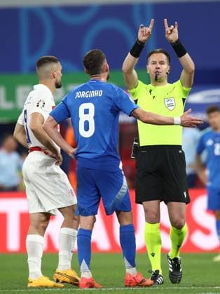 24 06 2024, xtgx, European Football Championship 2024, Croatia Italy emspor, v l referee Danny Makkelie Netherlands video referee, video referee, video judge Mateo Kovacic Croatia Croatia , Jorge Luiz Frelle Filho Jorginho Italy , UEFA REGULATIONS PROHIBIT ANY USE OF PHOTOGRAPHS as IMAGE SEQUENCES and or QUASI VIDEO Leipzig