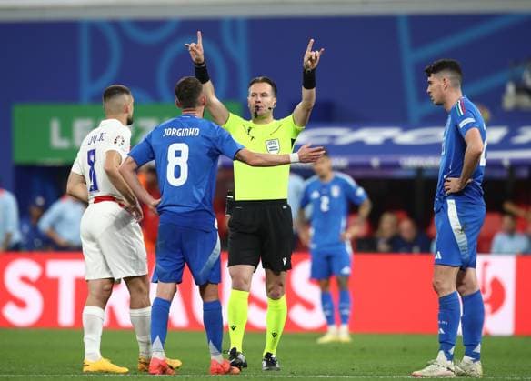 24 06 2024, xtgx, European Football Championship 2024, Croatia Italy emspor, v l referee Danny Makkelie Netherlands video referee, video referee, video judge Mateo Kovacic Croatia Croatia , Jorge Luiz Frelle Filho Jorginho Italy , UEFA REGULATIONS PROHIBIT ANY USE OF PHOTOGRAPHS as IMAGE SEQUENCES and or QUASI VIDEO Leipzig