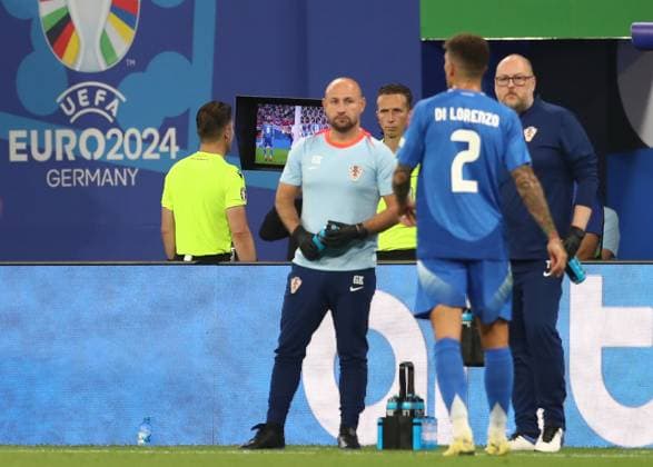 24 06 2024, xtgx, European Football Championship 2024, Croatia Italy emspor, v l referee Danny Makkelie Netherlands video referee, video referee, video judge UEFA REGULATIONS PROHIBIT ANY USE OF PHOTOGRAPHS as IMAGE SEQUENCES and or QUASI VIDEO Leipzig