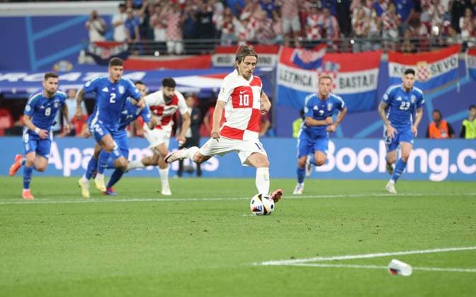 24 06 2024, xtgx, European Football Championship 2024, Croatia Italy emspor, v l Luka Modric Croatia Croatia awards penalty, penalty kick, UEFA REGULATIONS PROHIBIT ANY USE OF PHOTOGRAPHS as IMAGE SEQUENCES and or QUASI VIDEO Leipzig