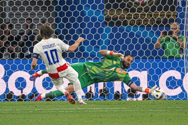 Football, Men, Season 2023 24, UEFA Euro 2024, Group B 3 Matchday in Leipzig, Croatia Italy, Goalkeeper Gianluigi Donnarumma Italy saves Luka Modrics handball penalty Croatia , 24 06 2024, Copyright: xMatthiasxKochx